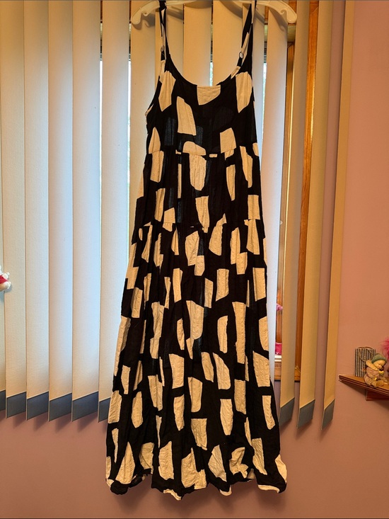 Dresses & Skirts - Black and White Abstract Print Maxi Dress